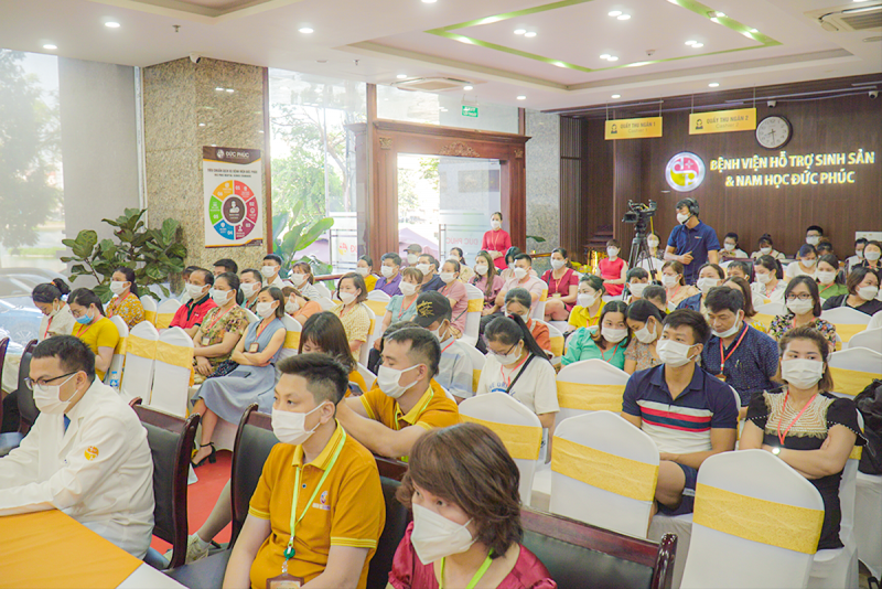 Khách hàng lắng nghe chia sẻ của PGS-TS Trần Đức Phấn, Chủ tịch Hội Di truyền Y học Việt Nam chia sẻ kiến thức về di truyền Khách hàng lắng nghe chia sẻ của PGS-TS Trần Đức Phấn, Chủ tịch Hội Di truyền Y học Việt Nam chia sẻ kiến thức về di truyền
